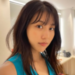 【2026最新】有村架純のミディアムレイヤー再現ガイド！エラ張りを隠す小顔カットのオーダー術