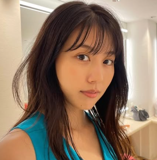 【2026最新】有村架純のミディアムレイヤー再現ガイド！エラ張りを隠す小顔カットのオーダー術